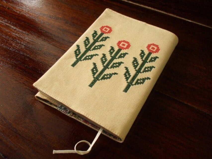 クロスステッチ花刺繍の文庫本ブックカバー　クリーム