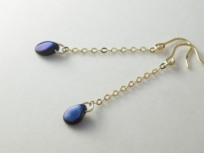 チェコガラスのロングピアス　メタリックネイビー