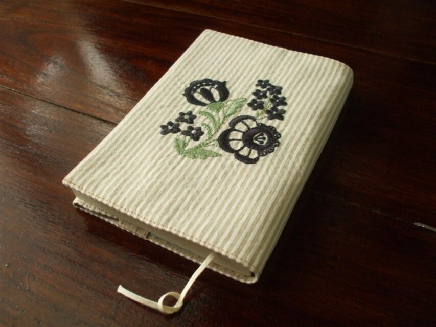 花刺繍の文庫本ブックカバー　ベージュストライプ