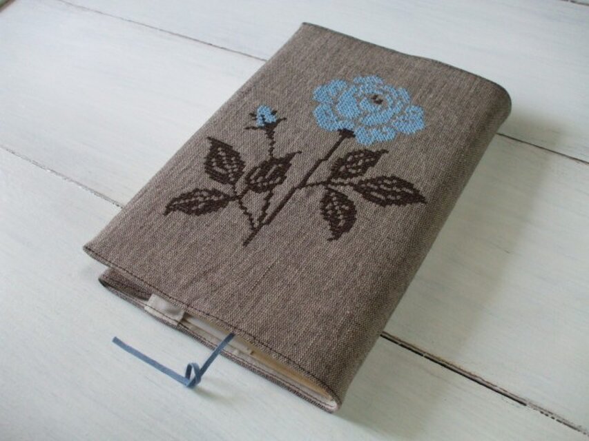 クロスステッチ花刺繍の四六判ブックカバー　茶