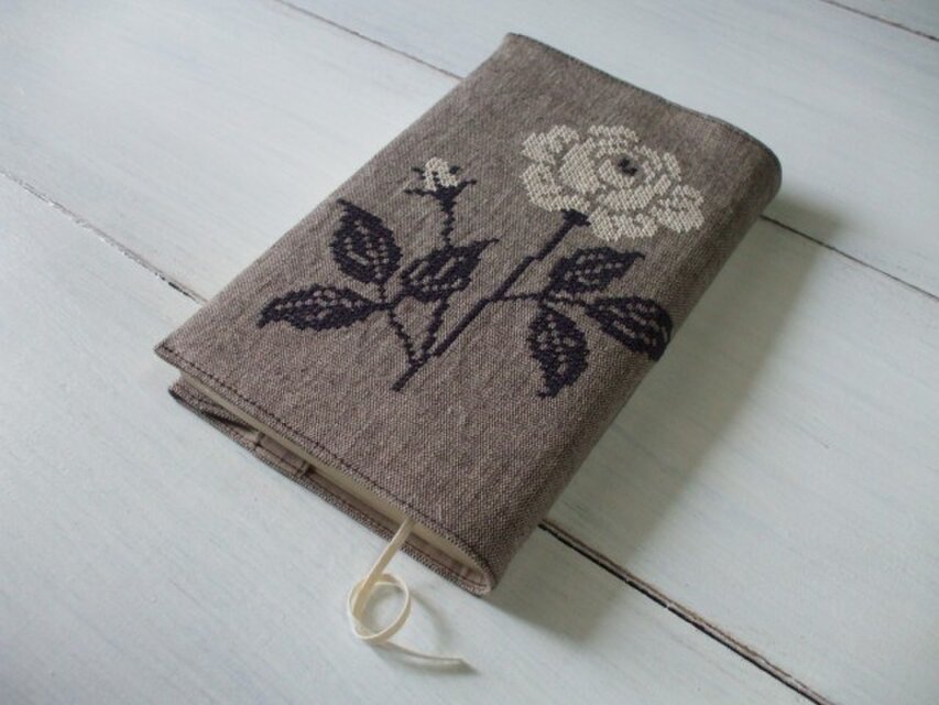 クロスステッチ花刺繍の新書本ブックカバー　茶