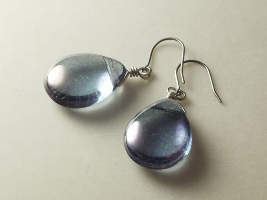 チェコフラットドロップのピアス　めらめらみずあさぎ