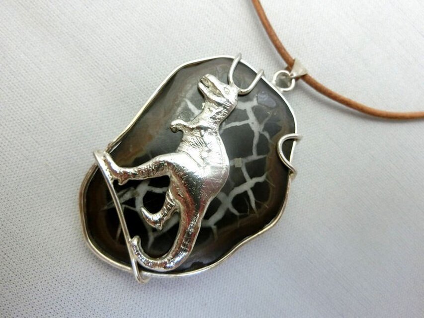 セピタリアンノジュールの恐竜ペンダント