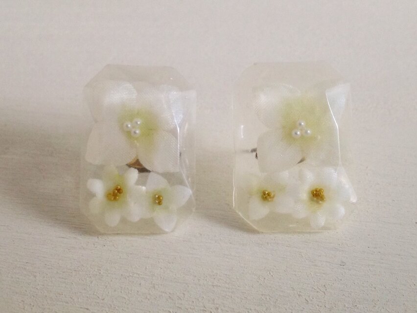 雫に閉じ込めた染め花のピアス(紫陽花・スクエア・ホワイト)