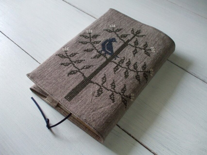 クロスステッチ鳥刺繍の四六判ブックカバー　茶[訳有]