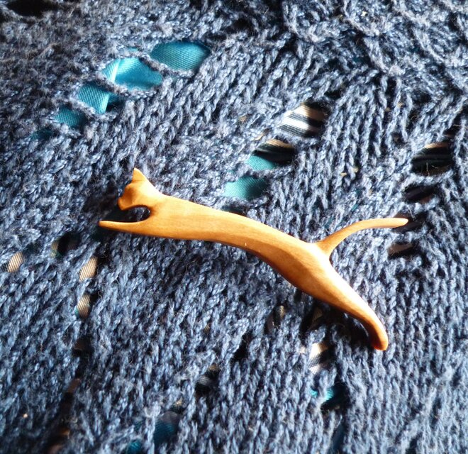 跳ぶネコのブローチ　オリーブ