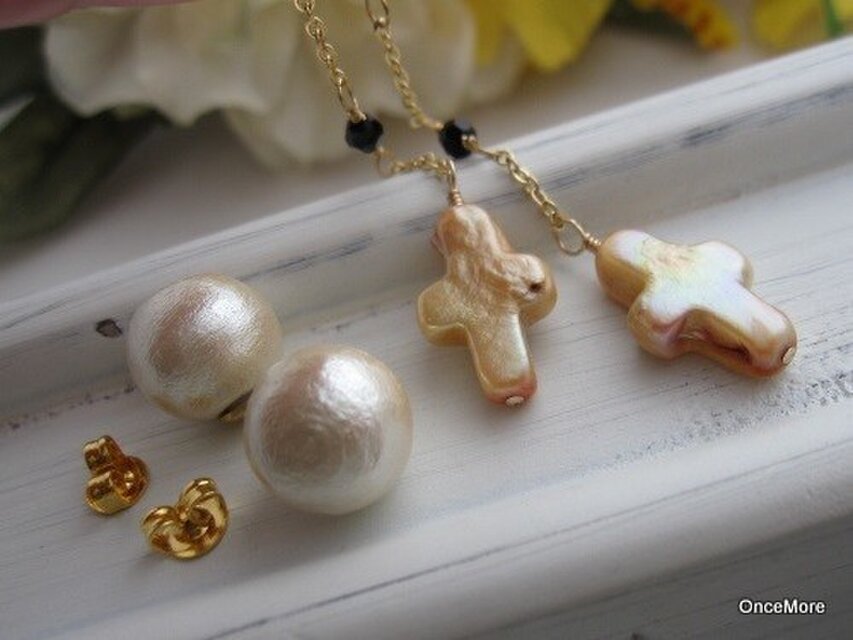 クロス型淡水パールのピアス（コットンパールキャッチ）