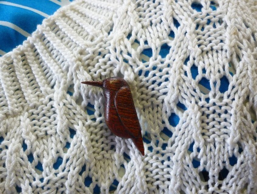 カワセミのブローチ　ケヤキ漆塗り　野鳥シリーズ