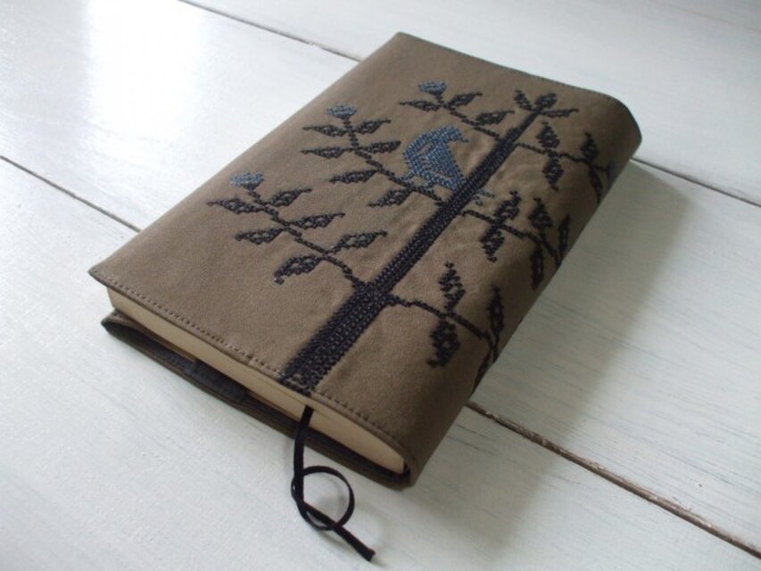 クロスステッチ鳥刺繍の新書本ブックカバー　濃ベージュ