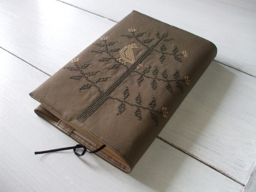 クロスステッチ鳥刺繍の四六判ブックカバー　濃ベージュ