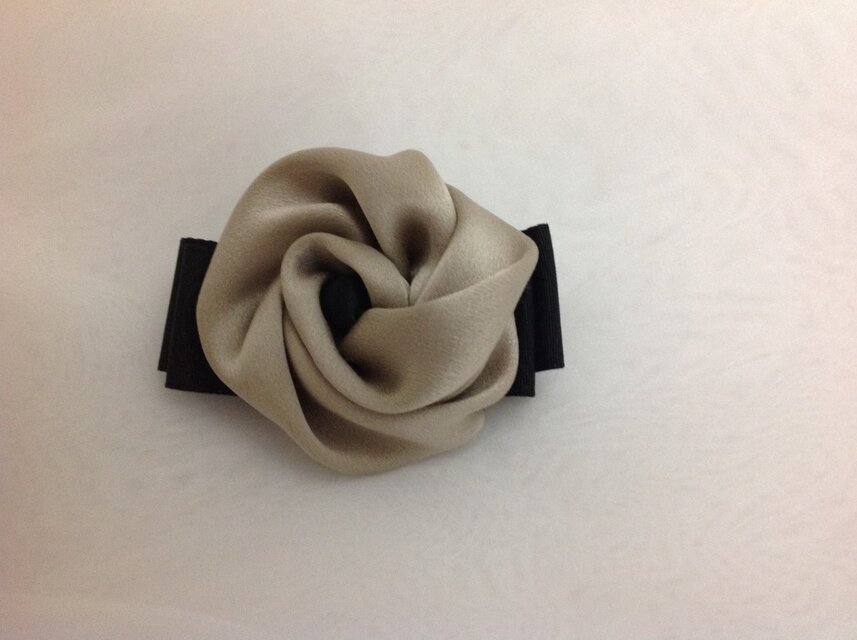 シルクサテンローズの髪飾り