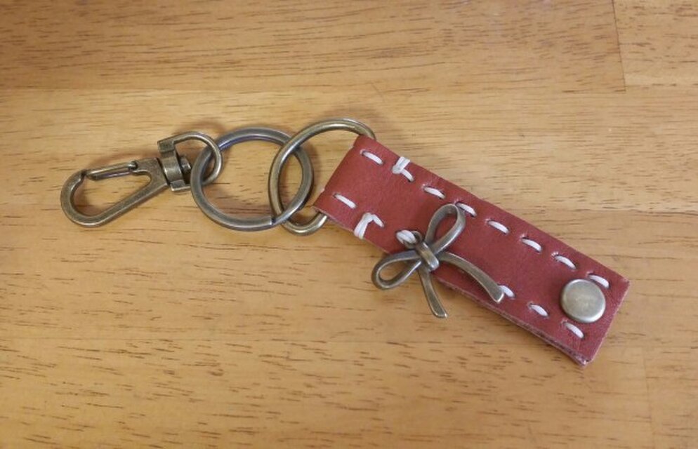 革　キーホルダー『リボン』