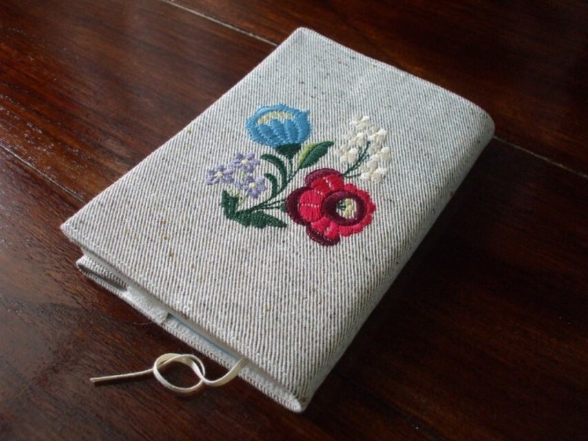 花刺繍の文庫本ブックカバー　ベージュ