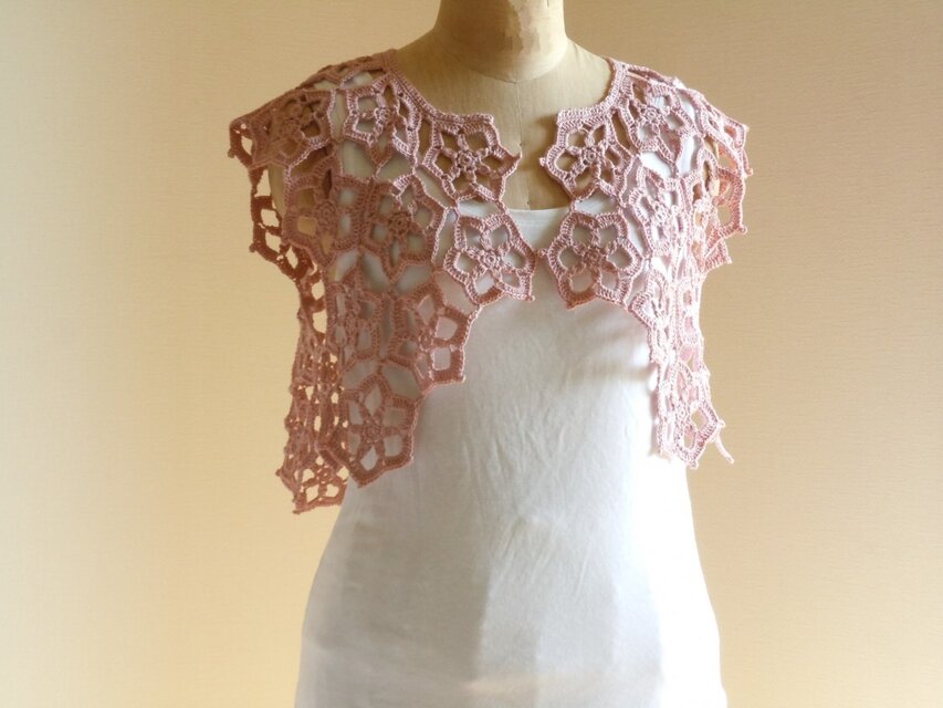 モチーフつなぎの三角ショール風ボレロ