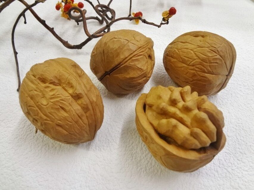 木彫りの大きな西洋クルミ