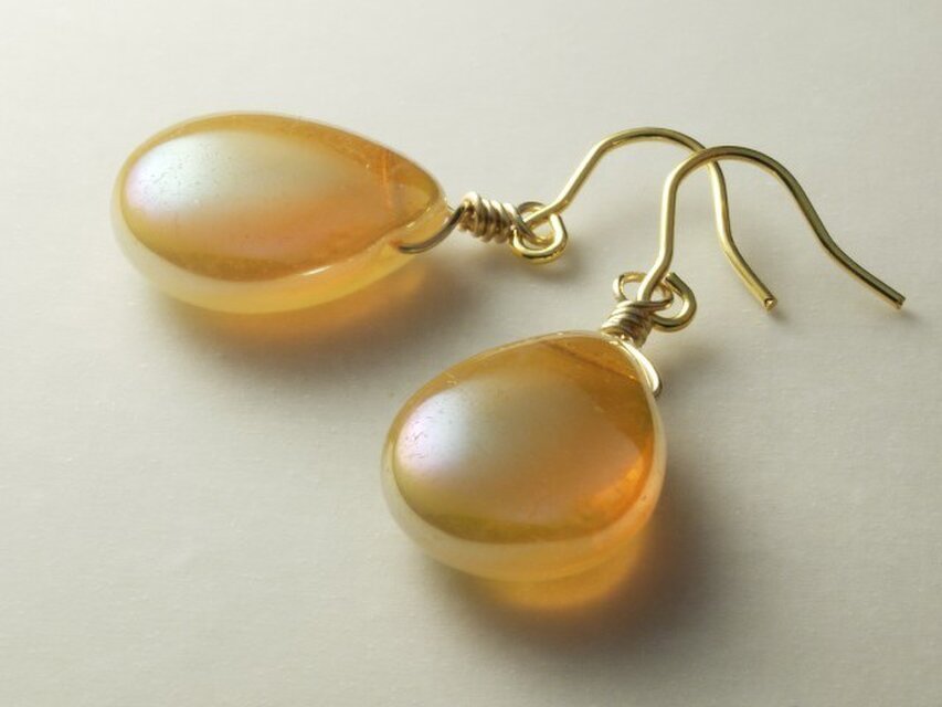 チェコフラットドロップのピアス　ミルキージョンキル