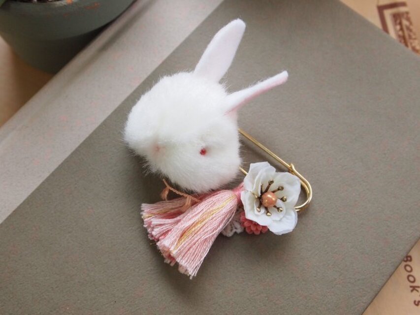 和のふんわりブローチ＊ピンクの簪うさぎ白
