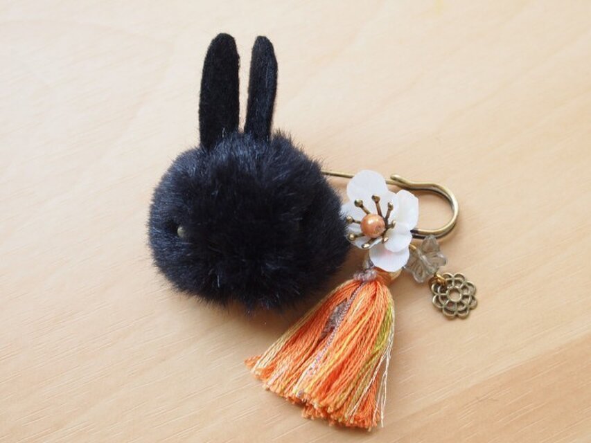 和のふんわりブローチ＊柿色の房飾りうさぎ黒
