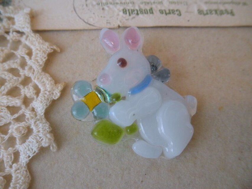 ガラスのうさぎさんとお花＊ブローチblue