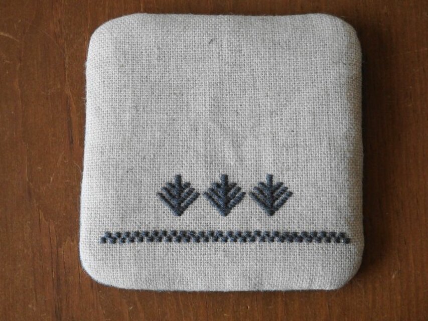 松笠のコースター　こぎん刺し　