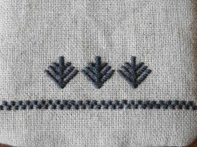 松笠のコースター こぎん刺し | iichi 日々の暮らしを心地よくする  