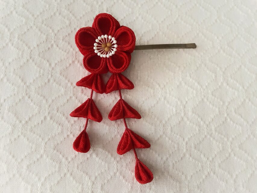 〈つまみ細工〉藤下がり付き梅のヘアピン(赤)