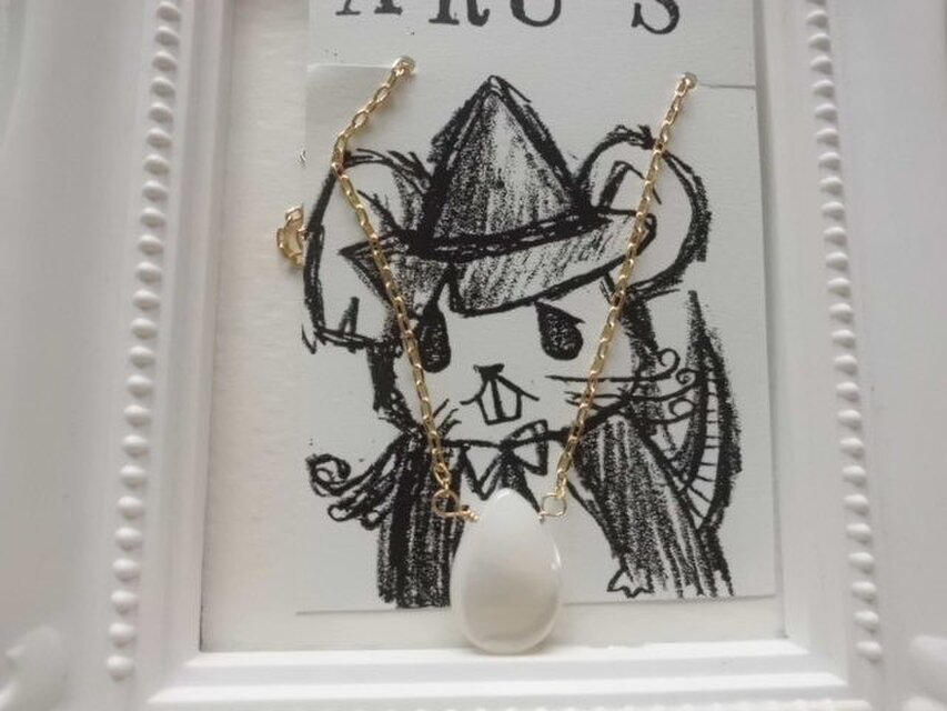 白蝶貝のペアシェイプネックレス