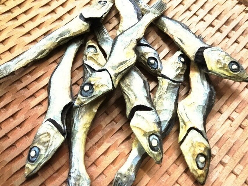 木彫りの竹ざると煮干し