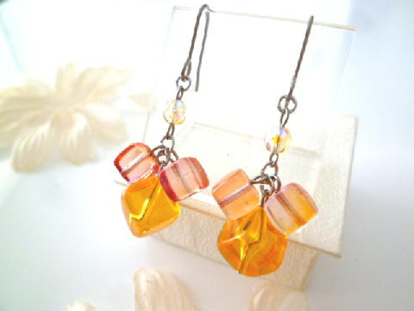 キューブピアス　オレンジ