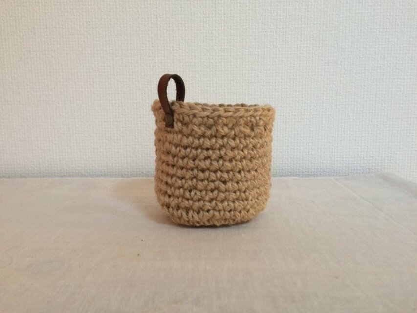 麻ひもの手編みミニかご