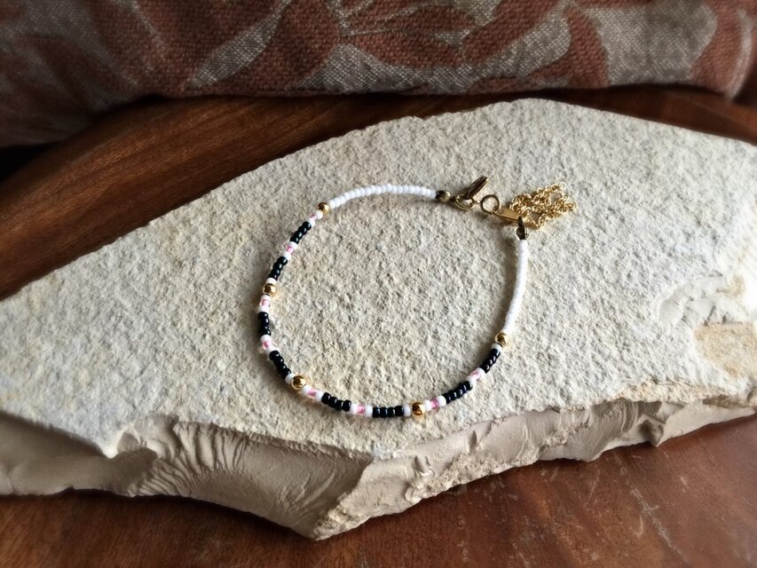 ホワイトビーズ&玉虫ブラックビーズブレス