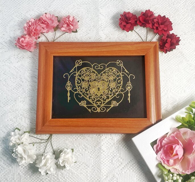 切り絵 ハートと心の鍵（金）【額つき】ギフト プレゼント お祝い