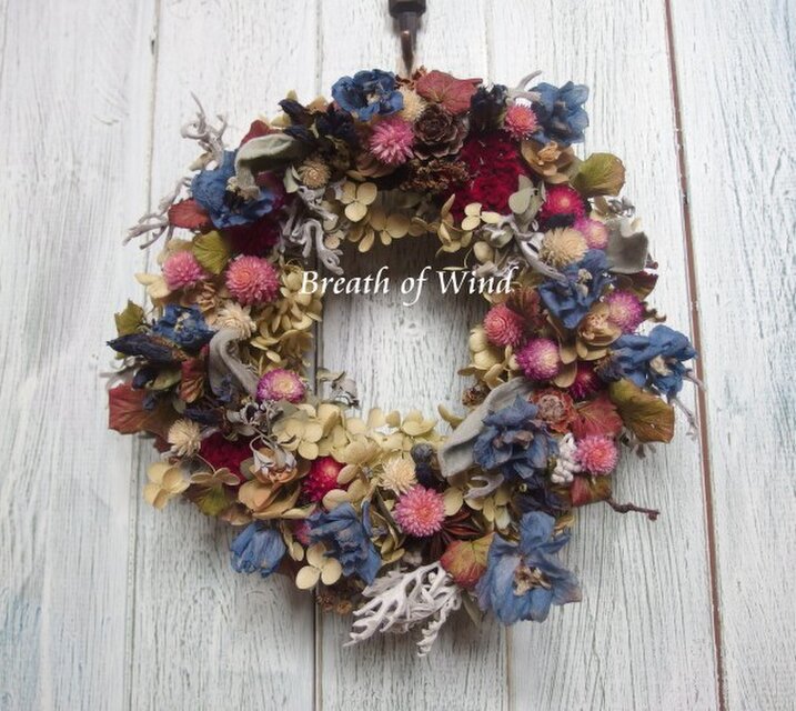 デルフィニウムと千日紅のリース