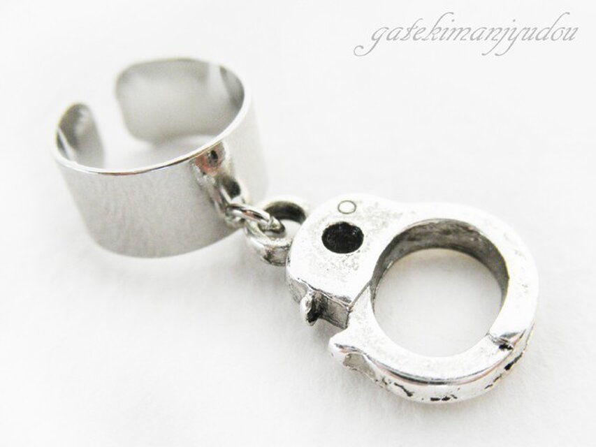 手錠イヤーカフス