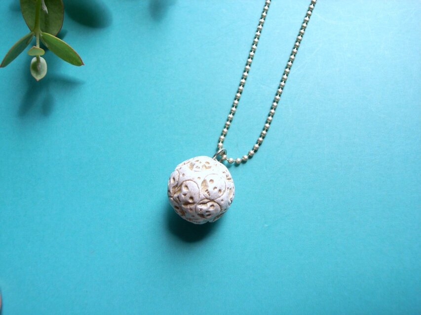 ガイコツの球体ネックレス