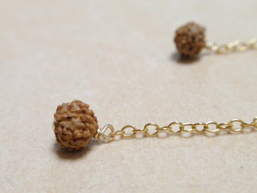 ルドラクシャ（菩提樹の実）のロングピアス