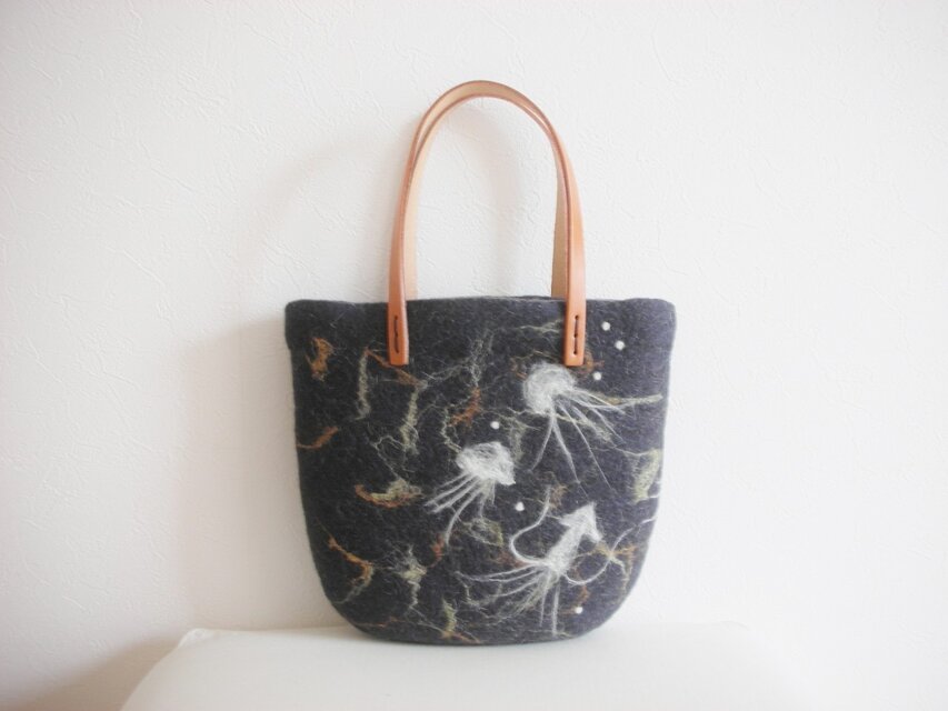 クラゲの中に　イカ　バッグ