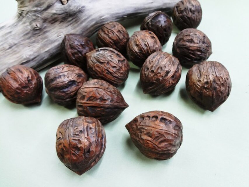 木彫りの大きな「鬼クルミ」