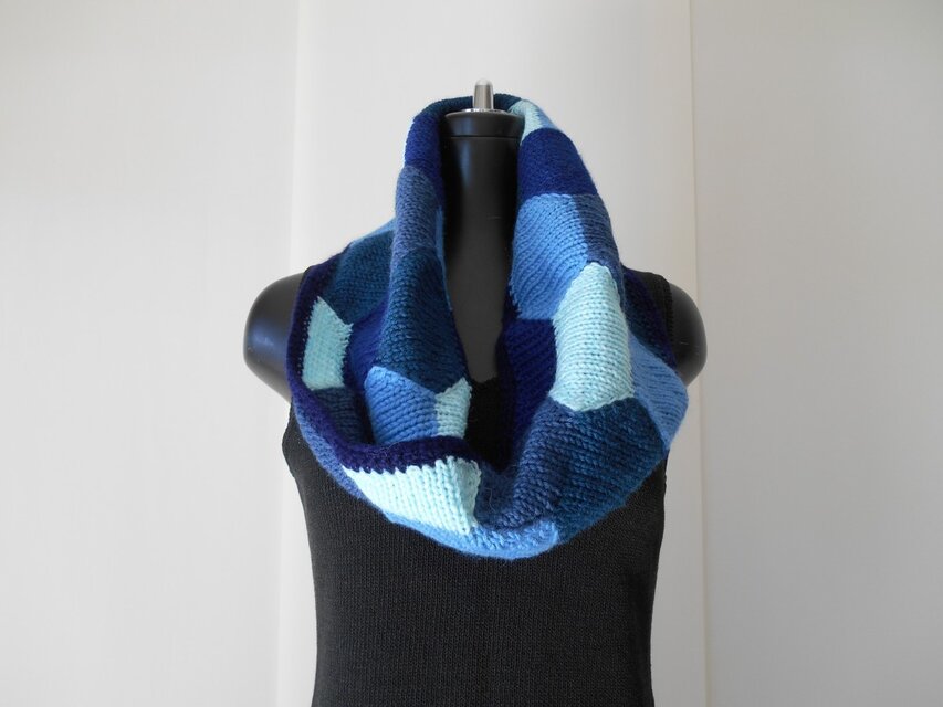 ブルーのパッチワークスヌード