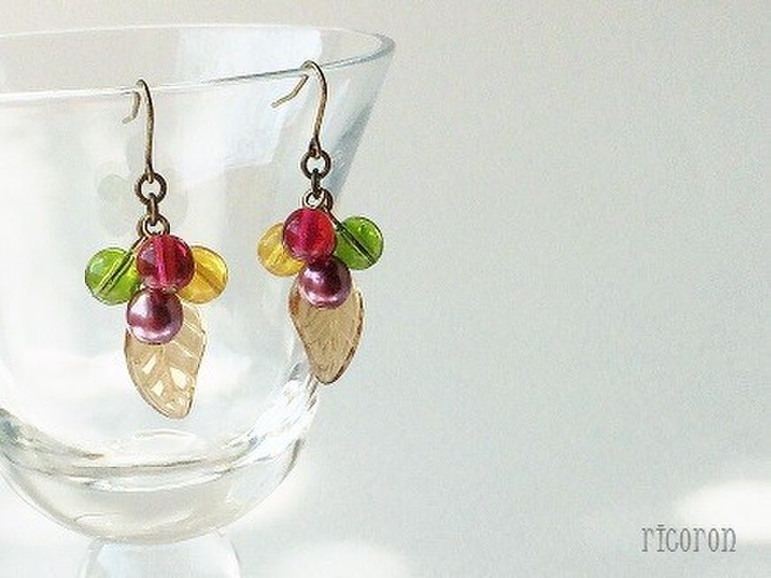 ガラスのリーフと実のピアス　№4