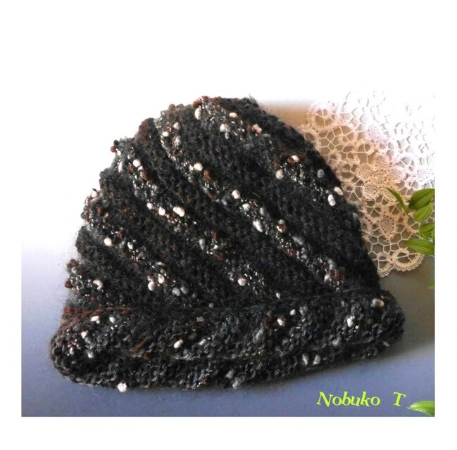 ふんわりやわらか、斜め編ボーダーのニット帽子（ブラック）