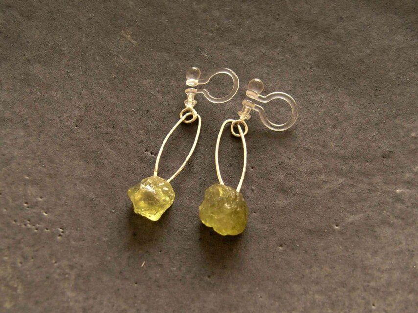 グリーンガーネット　ノンホールピアス