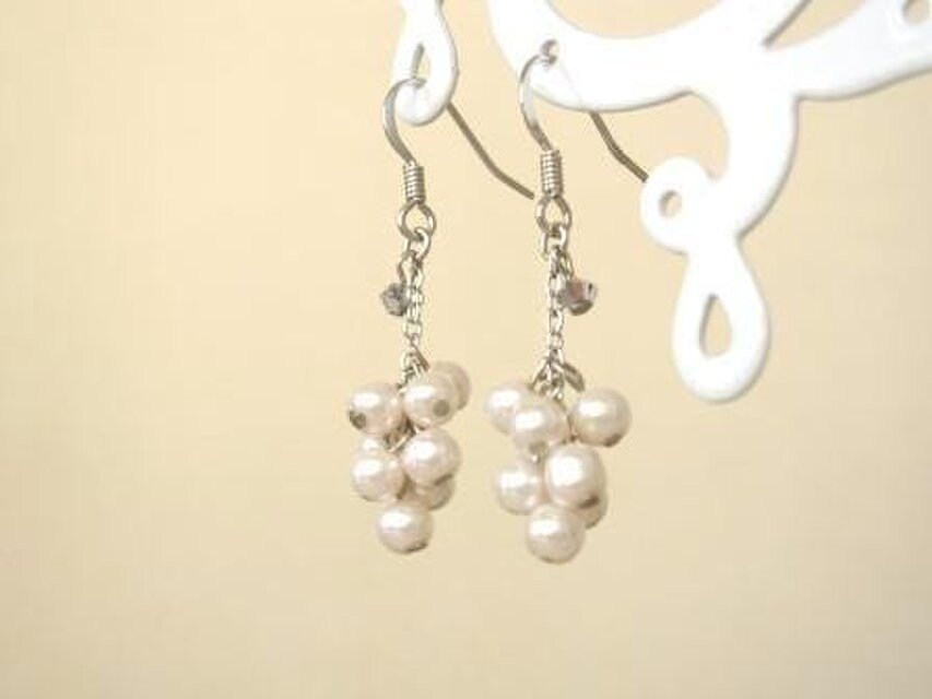 ピンクパールの一房ピアス