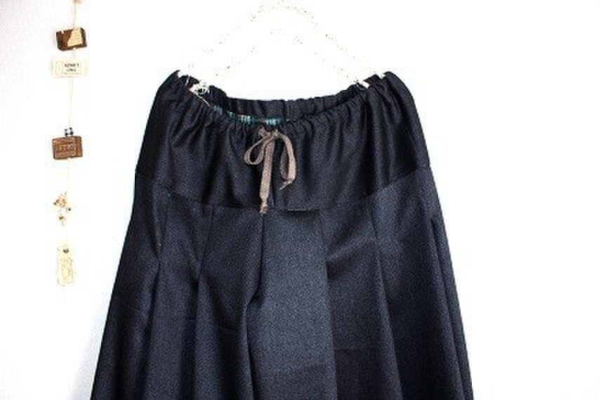 タックフレアーパンツ