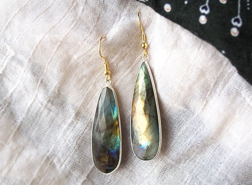 ラブラドライトのドロップ型ピアス