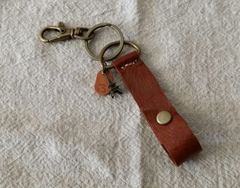 革　キーホルダー『③とエッフェル塔』