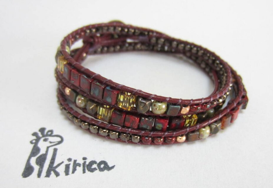 ワインカラーの３連ブレスレット