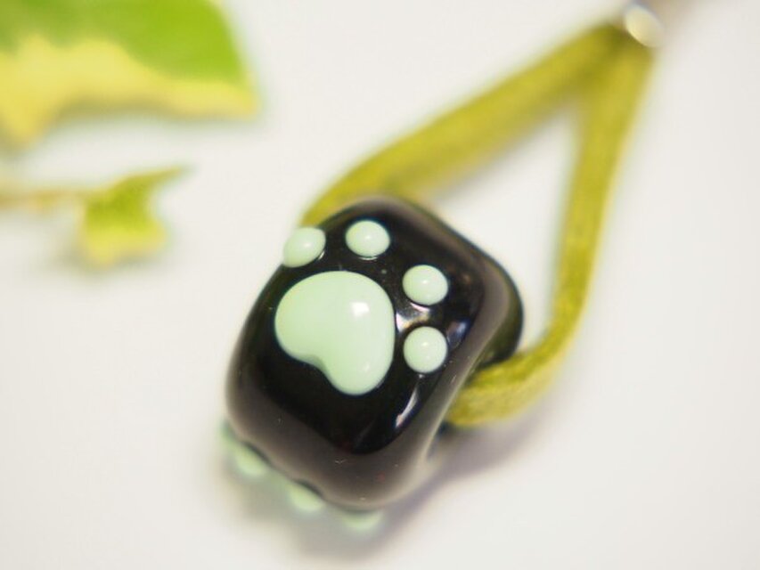 肉球ストラップ　乳白緑