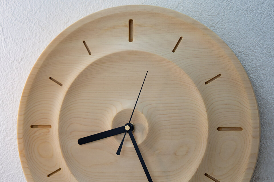 木曽檜の無垢材ならではの陰影に木目が映える掛け時計【電波時計