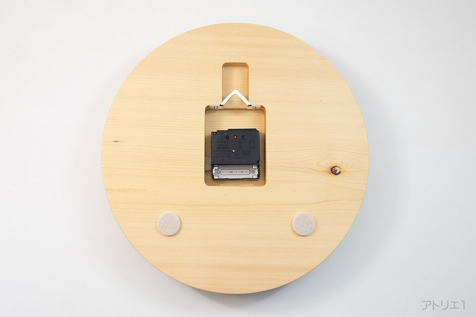 木曽檜の無垢材ならではの陰影に木目が映える掛け時計【電波時計